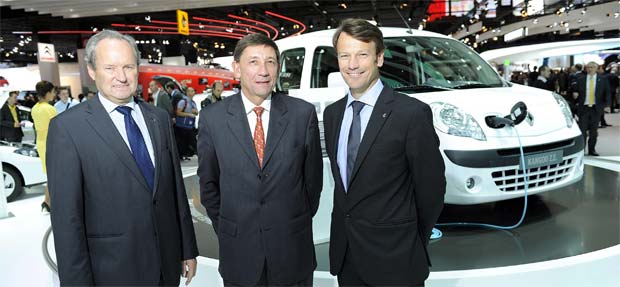 Avis EVs Avis Buys 500 Renault Electric Vehicles