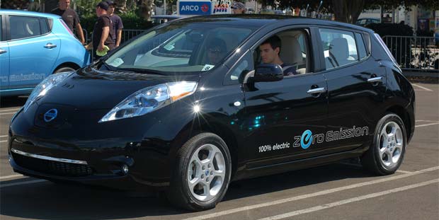 Nissan Leaf b Nissan LEAF Gets its First Customer