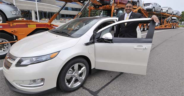 Volt Canada GM Delivers First Chevrolet Volts to Canadian Customers