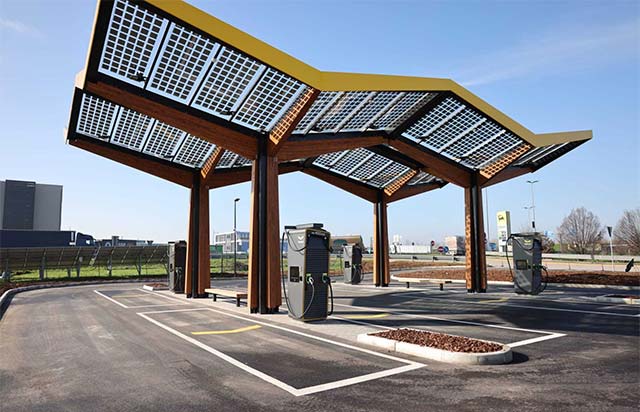 Fastned arrives in Italy with new charging station at Truck Park Brescia Est